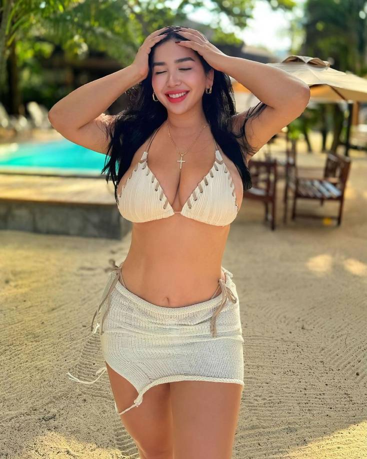 Ana María Rojas ha causado furor en las redes sociales con sus infartantes fotos en traje de baño.