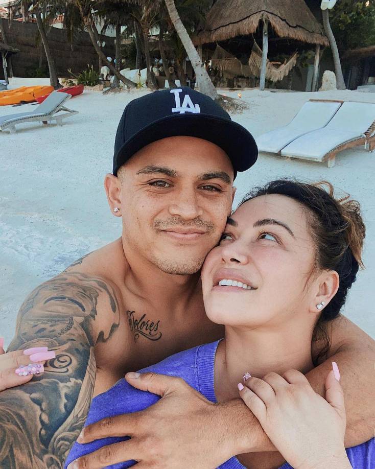 En el mes de mayo, durante la gira de Chiquis por Texas y Colorado, Emilio acompañó a la cantante y juntos compartieron la primera foto como pareja, confirmando así su relación romántica.