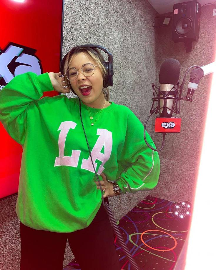 Arely es la voz de la alegría en el show matutino de una de las emisoras más importantes del país. 