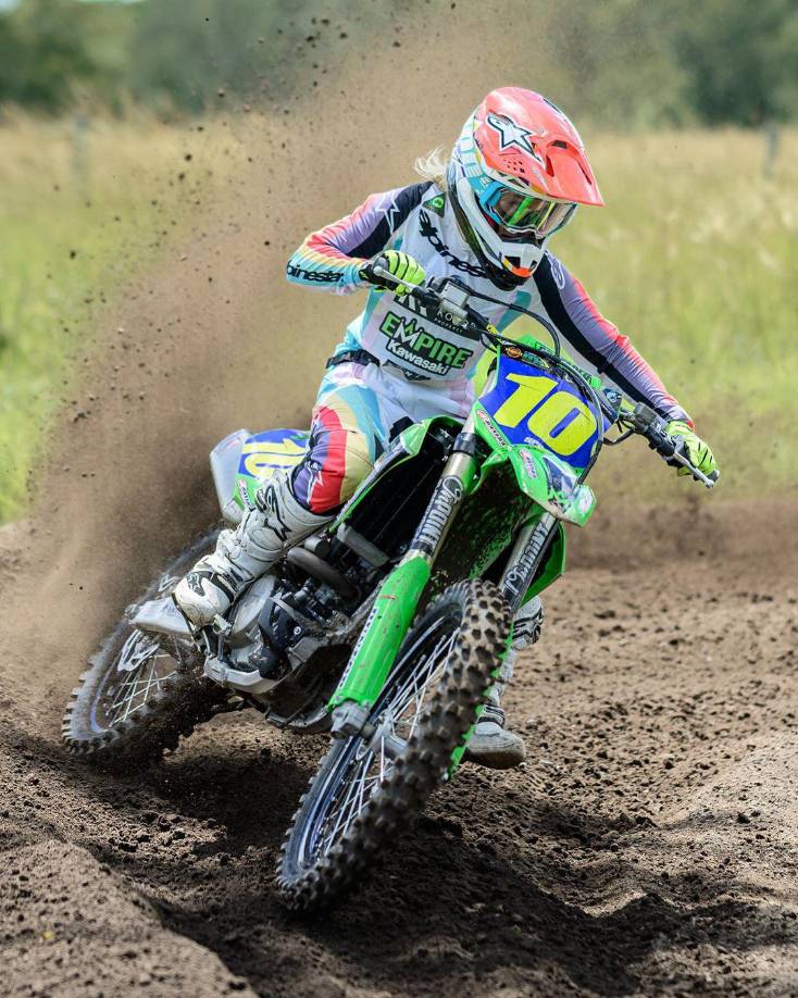 Todo se dio debido a que perdió el control de su motocicleta en una bajada y a gran velocidad, por lo que terminó impactando de cabeza.