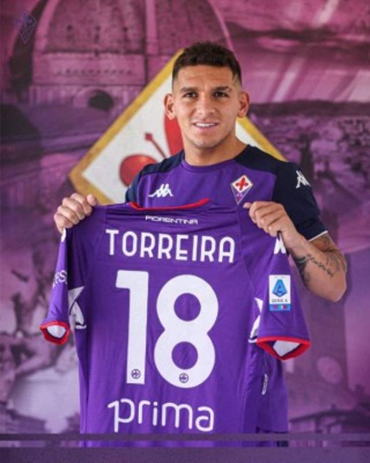 La Fiorentina presentó de manera oficial a Lucas Torreira. El uruguayo llega como cedido con una opción de compra para el club 'viola'. Llega procedente del Arsenal tras estar cedido en el Atlético de Madrid la pasada temporada. Ya posa con el que será su nuevo dorsal, el 18.