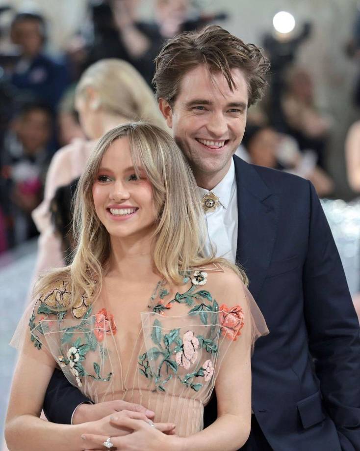  El actor Robert Pattinson siempre ha sido una persona muy reservada sobre su vida privada. Sin embargo, se sabe desde hace tiempo que su pareja es Suki Waterhouse, que triunfa en el mundo de la moda, la música y de la actuación. También sostuvo una larga relación con el actor Bradley Cooper.