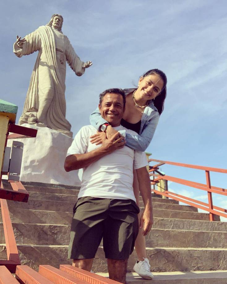 Dani Turcios ahora mantiene una relación sentimental con la bella modelo hondureña Scarleth Ordoñez.