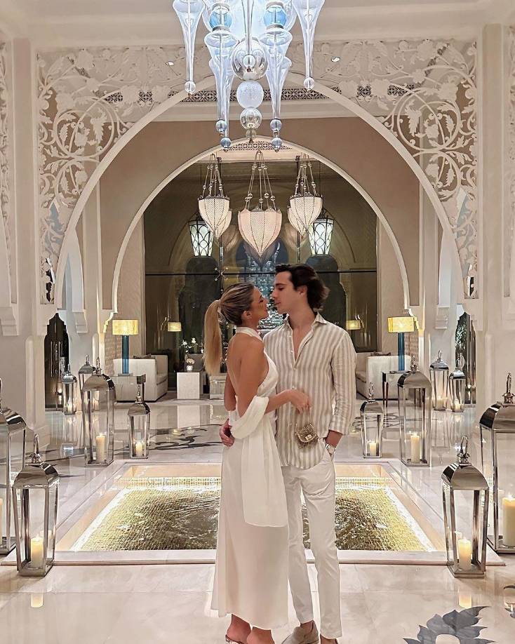 Su recorrido por Abu Dabi, capital de los Emiratos Árabes Unidos, le dejó lindos recuerdos en lugares muy lujosos, donde la catracha pudo disfrutar de la gastronomía y aprender más de la cultura junto a su galán.