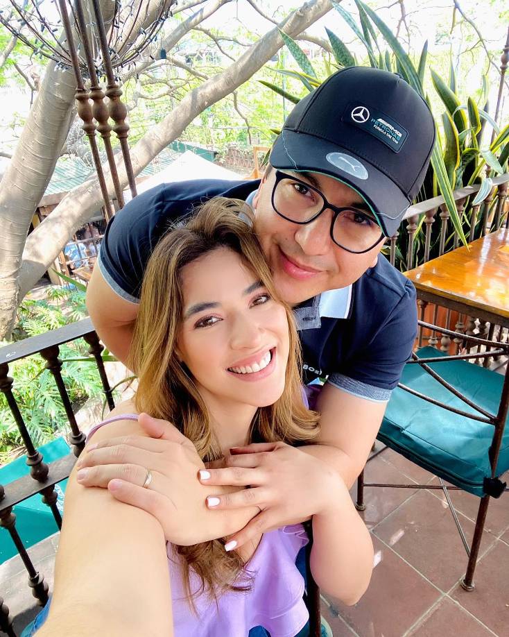 En 2021, tras varios rumores sobre su vida amorosa, Carolina confirmó que estaba en una nueva relación con Eder Mejía, un político hondureño y diputado por el Partido Nacional, específicamente por el departamento de Yoro, su lugar de origen. 