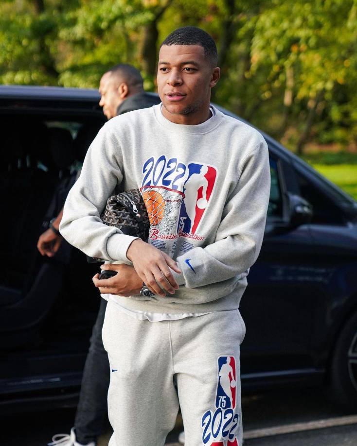 Mbappé se ha convertido en uno de los deportistas mejor pagados del mundo y los caprichos no han tardado en llegar. Mbappé posee una gran fortuna y quiere ir ampliándola con la adquisión de este tipo de productos.