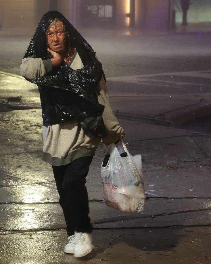 El alguacil del condado de Hillsborough, Chad Chronister, instó a los residentes a ser pacientes con los equipos de rescate mientras trabajan durante toda la noche para realizar rescates e intentar llegar a quienes necesitan ayuda.