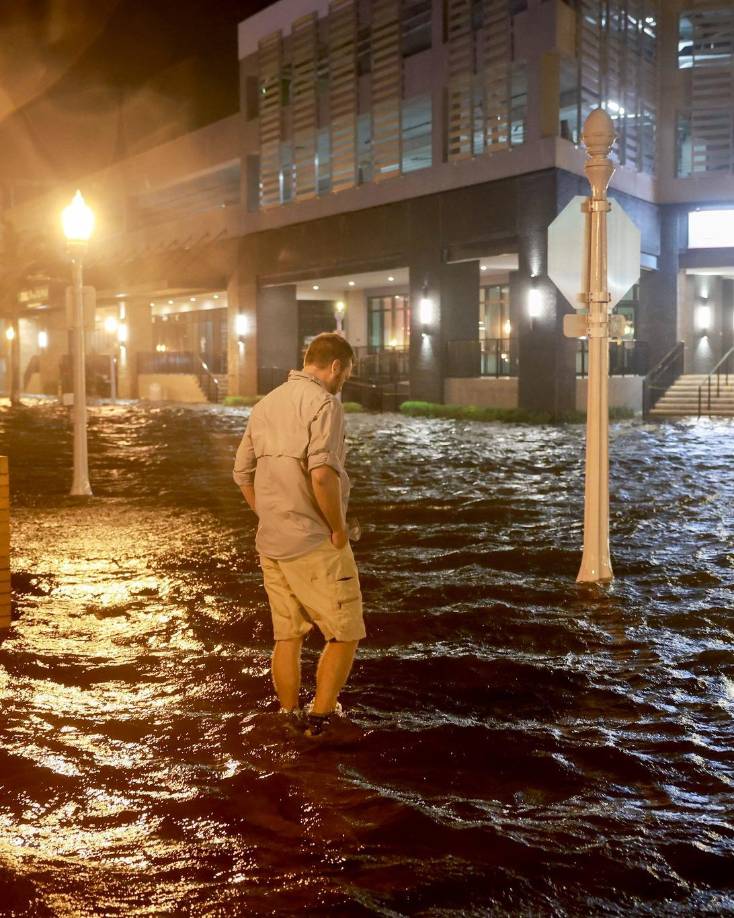 En todo el condado de Pinellas se emitió una advertencia a los ciudadanos para que sigan refugiados tras los “daños graves en todo el condado”. “Muchas carreteras están intransitables debido a cables eléctricos caídos, árboles caídos, escombros. St. Pete, Gulfport y Lealman sin agua”, apunta la alerta.