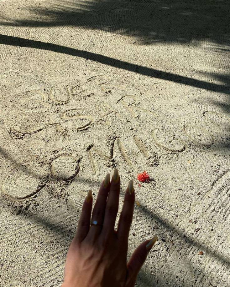 “¿Querés casar conmigo?”, le escribió el brasileño Fabio de Souza a su pareja Ana Carolina en la arena de la playa. Así fue como le pidió matrimonio.