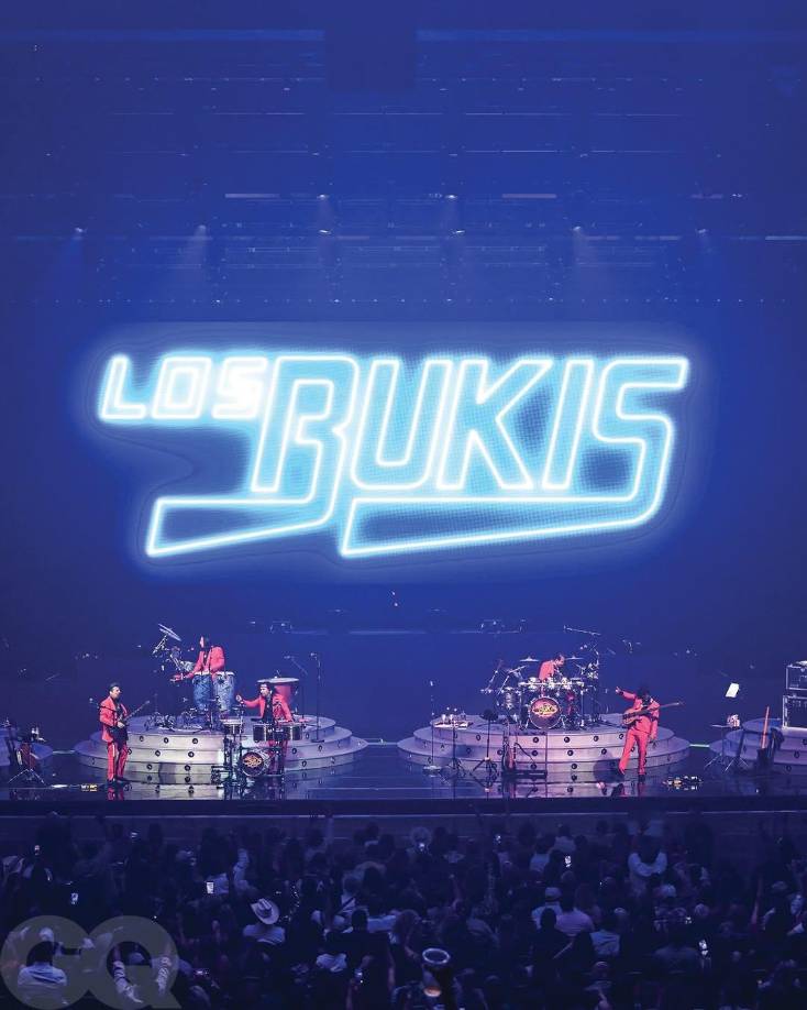 Premios y reconocimientos: A lo largo de su carrera, Los Bukis recibieron numerosos premios, incluyendo discos de oro y platino por sus altas ventas.