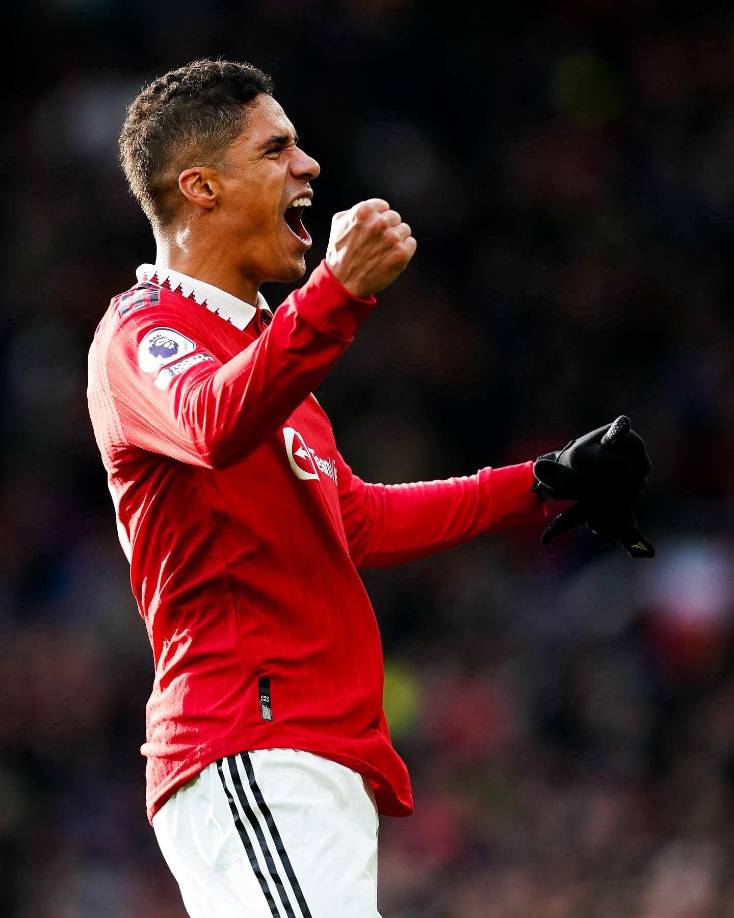 Ante las bajas de Militao y Alaba, Varane sería una opción en el Real Madrid para cubrir el puesto. La opción del club blanco gusta al futbolista y también a Ancelotti.