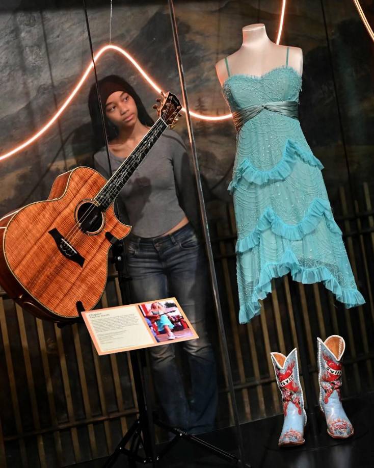 Kate Bailey, comisaria del museo, dijo en un comunicado que están “encantados de poder exhibir una variedad de objetos icónicos usados por Taylor Swift”, cada uno de los cuales “celebra un capítulo en el viaje musical de la artista”.