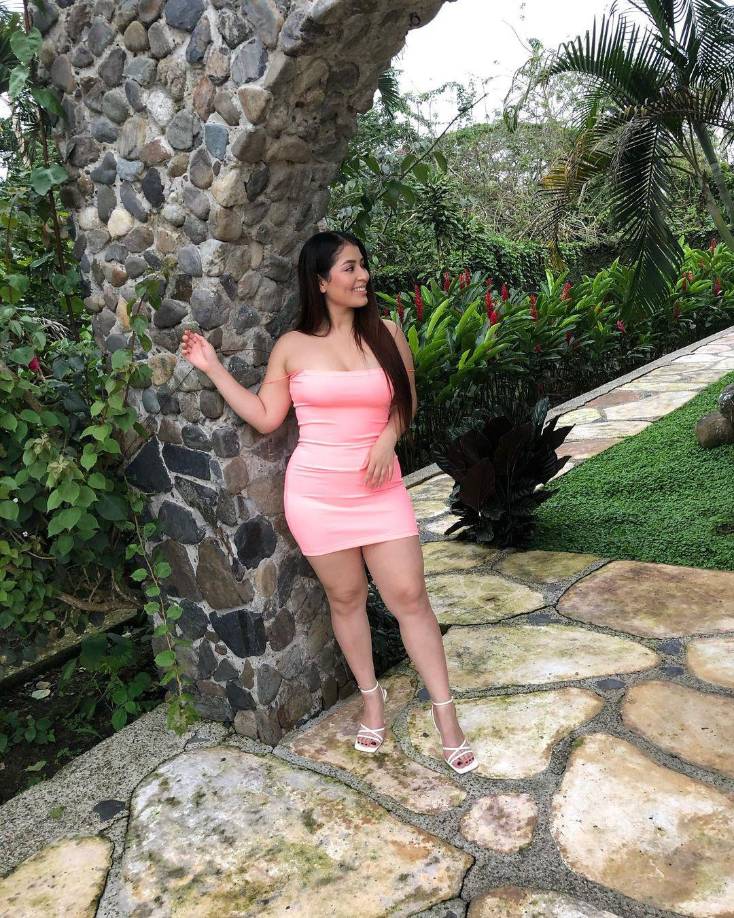 En su cuenta de Instagram y en TikTok comparte contenido alusivo a sus viajes y a los movimientos sensuales que realiza con música de fondo.