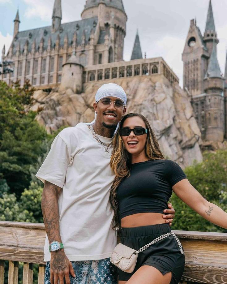 Por su parte, el defensa del Real Madrid también está en una situación parecida. Tuvo una novia formal, Cassia Lourenço, pero aquello duró poco. El caso es que ahora Militao está saliendo con... ¡la ex pareja de Leo Pereira! 