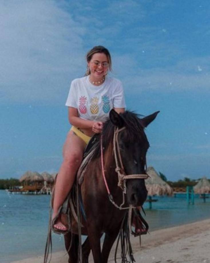 La youtuber catracha Ana Alvarado estuvo recientemente en la hermosa isla de Roatán, Islas de la Bahía.