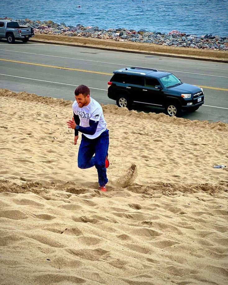 Con esta decisión, Lomachenko se sumó a la postura que tomó el ex campeón de los pesos pesados Wladimir Klitscho, quien se enroló en el ejército de reserva de Ucrania días atrás afirmando que el amor por su país lo obliga a defenderlo.