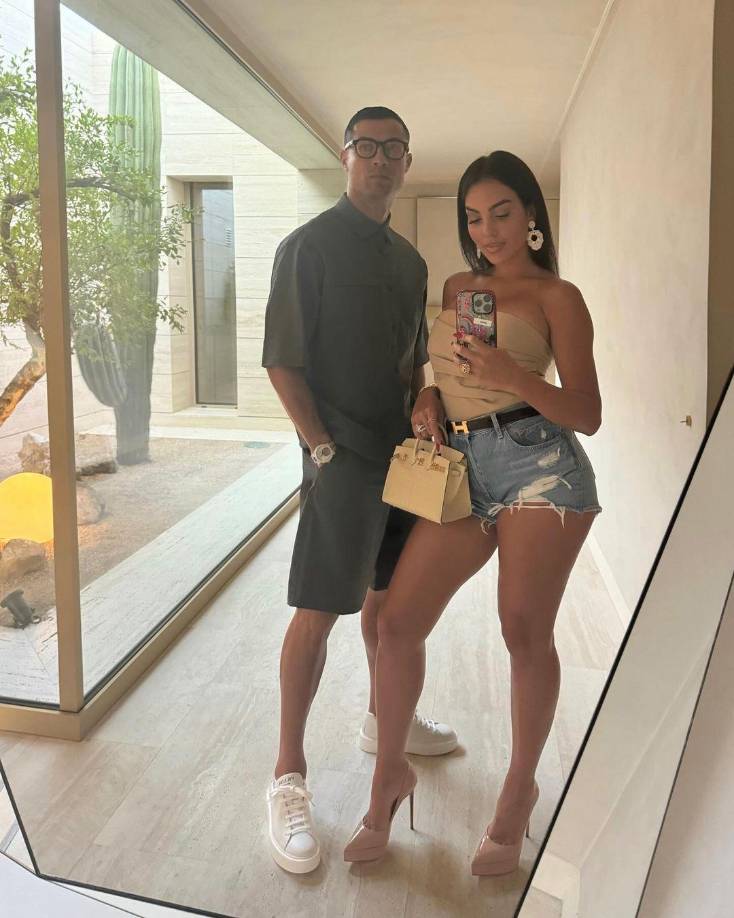 Posteriormente, Georgina desveló las fotos con Cristiano Ronaldo en Madrid. Cristiano Ronaldo terminará pronto sus vacaciones para volver de nuevo a la actividad futbolística a sus 38 años.