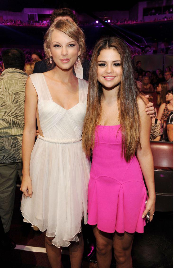 Selena Gómez luce espectacular vestido en la boda de Taylor Swift