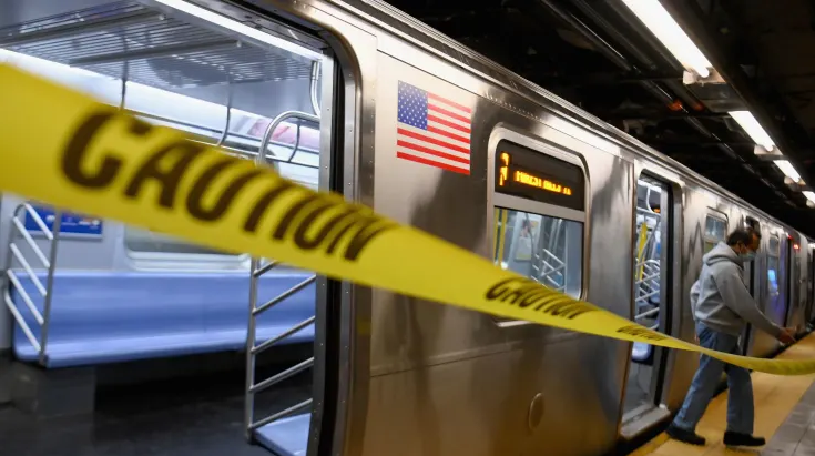 Muere hombre al quedar su pantalón agarrado en puerta de metro de Nueva York