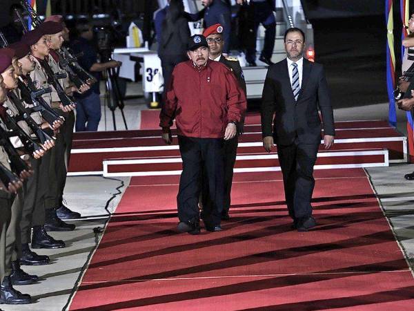 Ortega fue recibido por el canciller venezolano, Yván Gil.