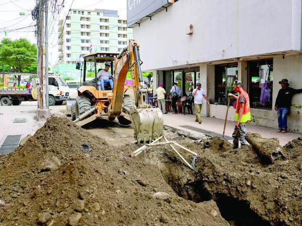 <b>Así avanzan los trabajos en la calle peatonal ubicada al costado sur del parque central.</b>