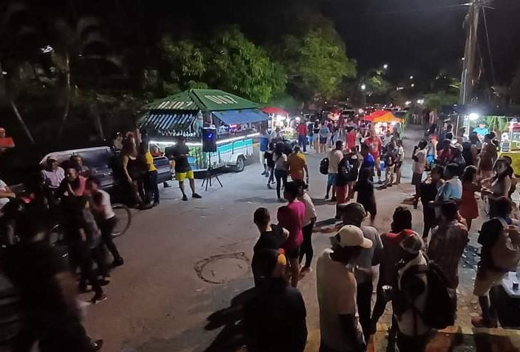 Carnavalitos ponen la fiesta previo al desfile de carrozas en el gran Carnaval de La Ceiba