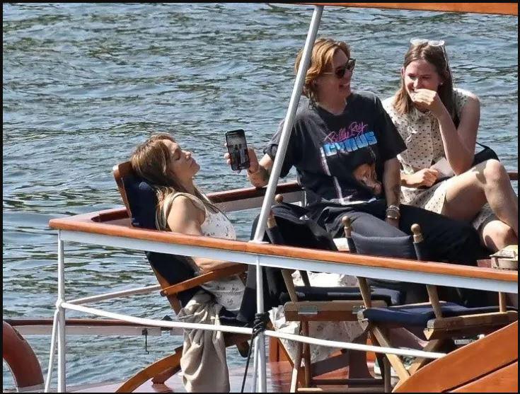 La actriz y cantante también sucumbió ante el cansacio.