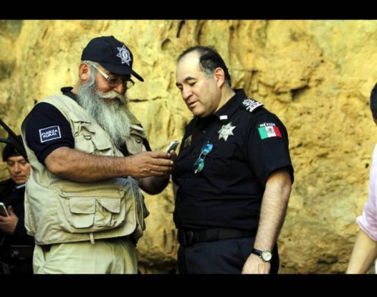 El Comisionado de la Policía Federal, Enrique Galindo, y el comandante de la Fuerza Rural en Buena Vista Tomatlán, Estanislao Beltrán, 'Papá Pitufo' acudieron al escondite del capo.