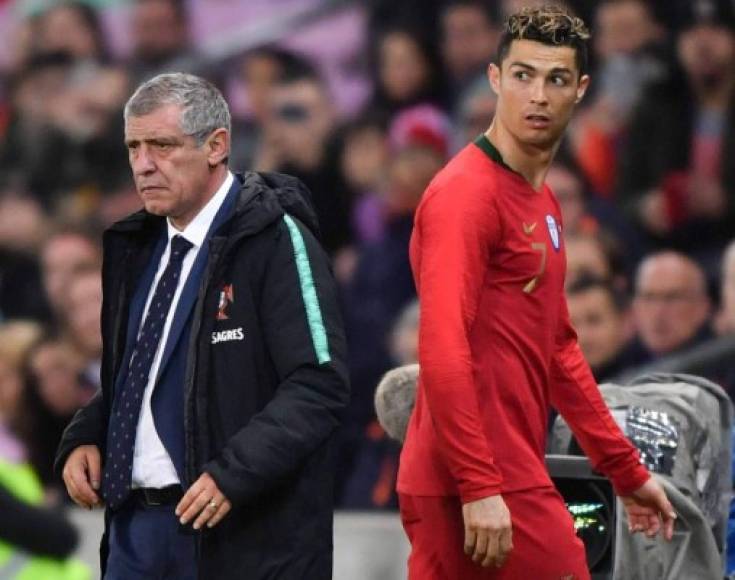 Cristiano Ronaldo tuvo que atender la petición de dos fans que saltaron en el Portugal - Holanda.