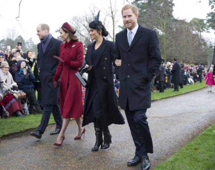 El príncipe William, de 36 años, y Harry, de 34, se unieron a sus esposas y al resto de la Familia Real haciendo frente a los rumores de una 'ruptura' y de tensiones entre las dos parejas.<br/><br/>