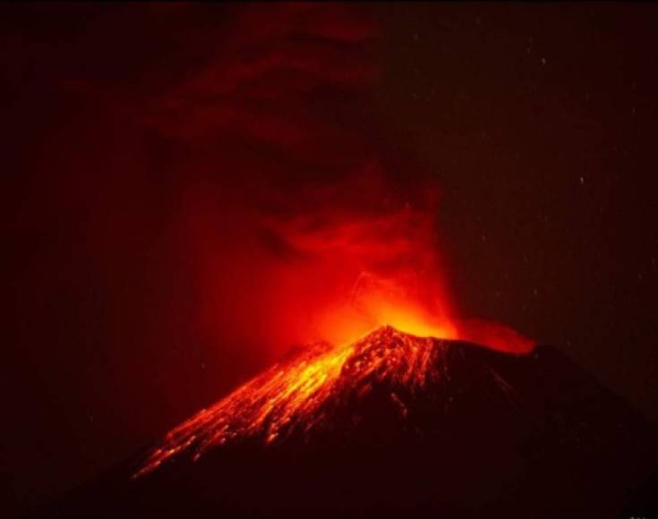 Es el segundo volcán más alto de México, desde 1994 empezó una fase de actividad con emisiones de lava y explosiones de ceniza.