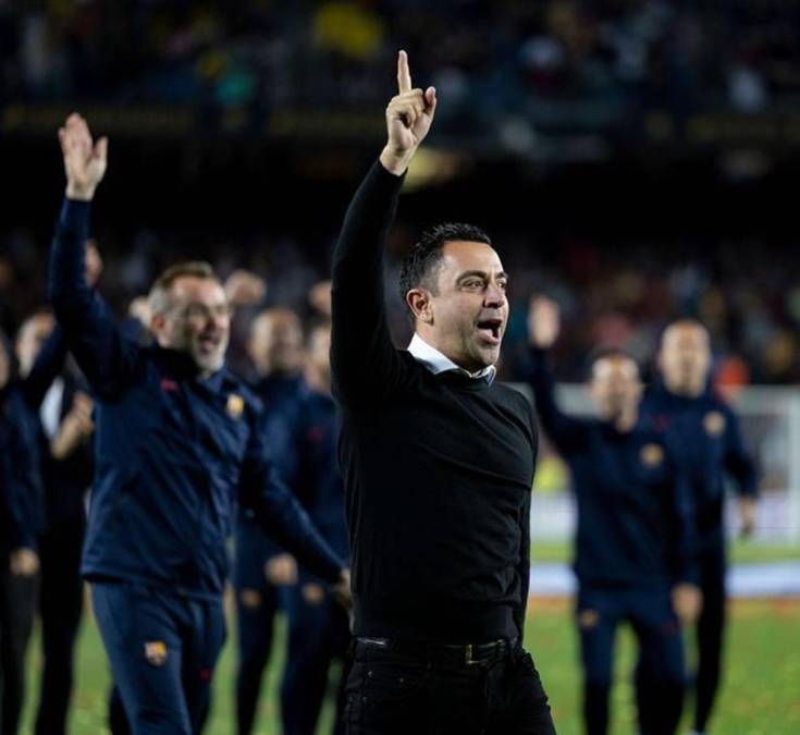 Xavi Hernández se unió a los festejos del campeón y fue uno más, cantando, aplaudiendo y saltando.