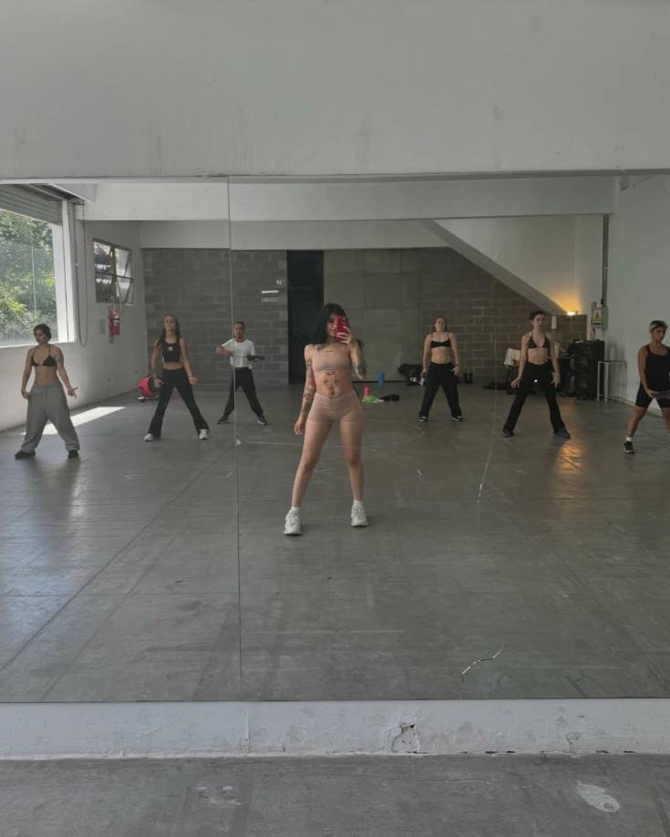 Julieta se preparó físicamente para su presentación en el Parque de la Ciudad en Argentina. Se desconoce cuánto ha estado involucrado Nodal como padre, Cazzu sugirió en una charla con sus amigas que, desde su ruptura, Nodal solo ha visto a Inti en dos ocasiones.