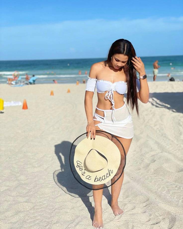 <b>Shanee Mclaughlin se encuentra acompañando a Romell Quioto en Roatán, lugar que ha escogido el atacante hondureño para disfrutar de sus vacaciones.</b>