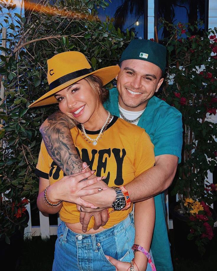 La cantante anunció su compromiso con Emilio a través de las redes sociales el domingo 28 de mayo. Durante su viaje al Parque Nacional Zion en Utah, Sánchez sorprendió a Chiquis con una romántica propuesta en la cima de una montaña. 