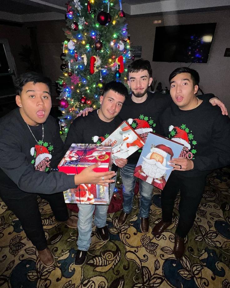 Eslabón Armado ha surgido como un fenómeno, especialmente, en el género de corridos tumbados, una fusión entre corridos y ritmos urbanos.Con “Desvelado”, su álbum de 2023, establecieron varios hitos al alcanzar el sexto puesto en la lista Billboard 200, la posición más alta para un disco regional mexicano desde 2014. No obstante, insisten en que no sienten presión para que el próximo álbum supere esos logros, o que “La Fresa” supere el éxito de “Ella baila sola”.