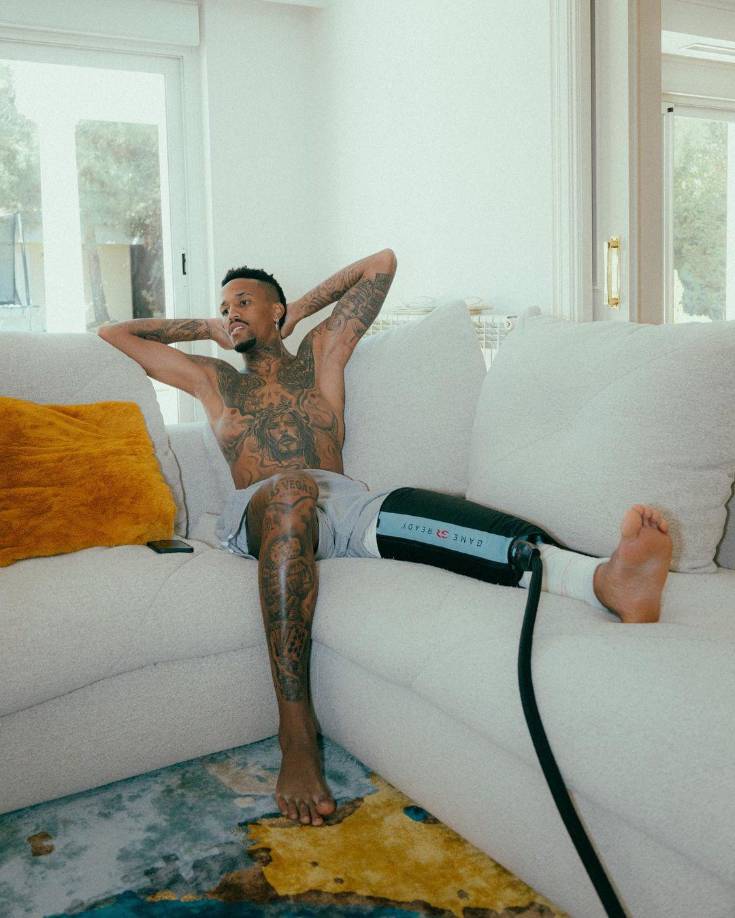 En esas postales, Militao comparte que tiene la mejor compañía para afrontar su recuperación.