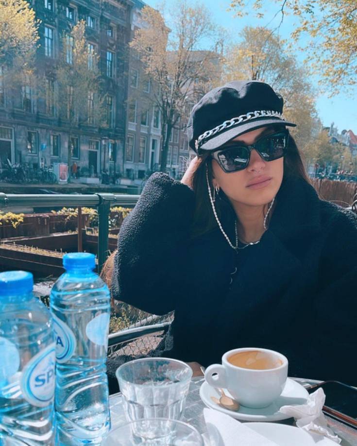 “Corrí hacia los oficiales de policía más cercanos a mí para pedirles que fueran y reforzaran a la gente en los vehículos, pero luego nos dimos cuenta de la cantidad de terroristas en nuestra área y que estaban muy cerca de nosotros. Hubo un gran caos”, contó.