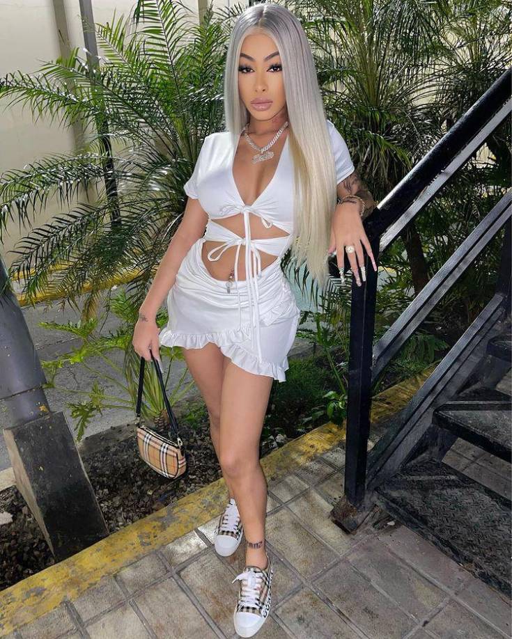 Yailin comenzó participando como bailarina en videos musicales para algunos artistas de su país. 