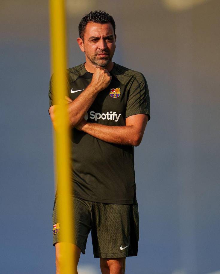 “Llegamos un poco menos en forma que el Real Madrid, pero cuando ruede la pelota no habrá favoritos. Hay que disfrutar, a dominar el juego, a imponer nuestra personalidad. Es el primer título de los cuatro que tenemos esta temporada”, dijo <b>Xavi</b>.