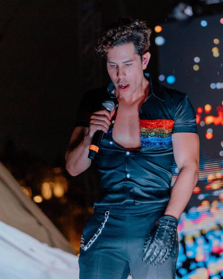 El exvocalista de RBD perdió el conocimiento, por lo que un equipo de paramédicos se apresuró a auxiliarlo mientras sus compañeros seguían con el espectáculo.