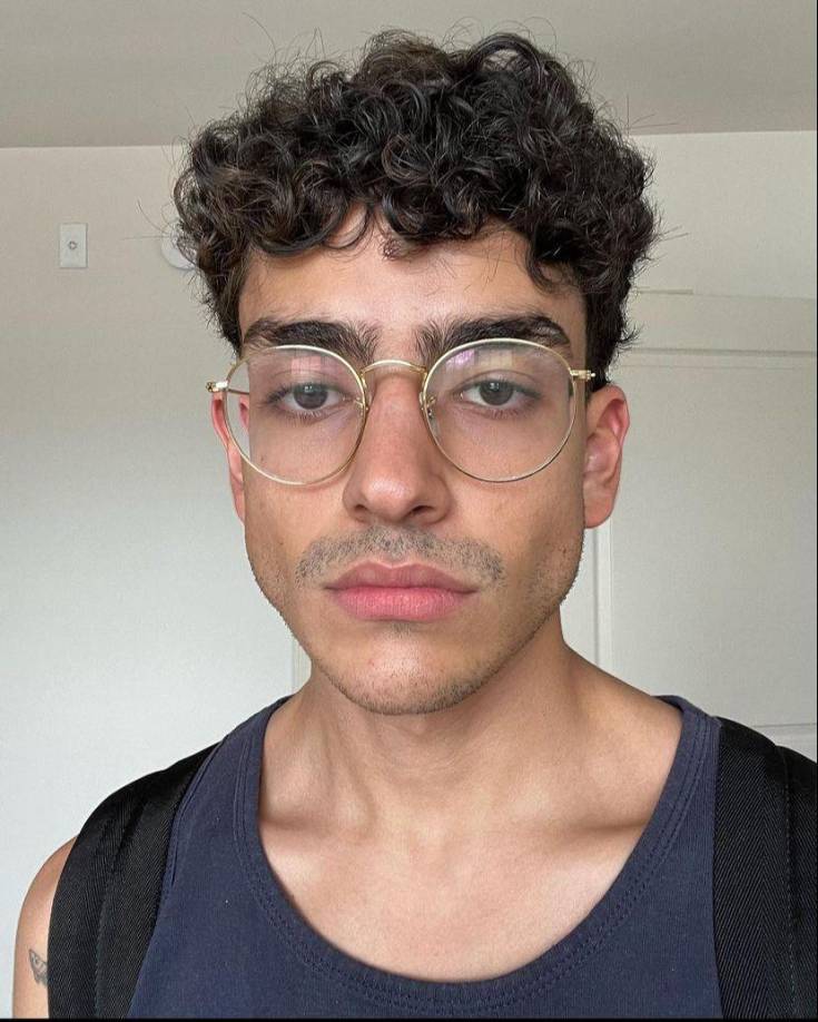 Ángel Gabriel Gómez Treviño nació el 18 de febrero de 2002 en la prisión de Brasilia, Brasil, donde Trevi se encontraba recluida tras ser acusada de secuestro y abuso de menores.