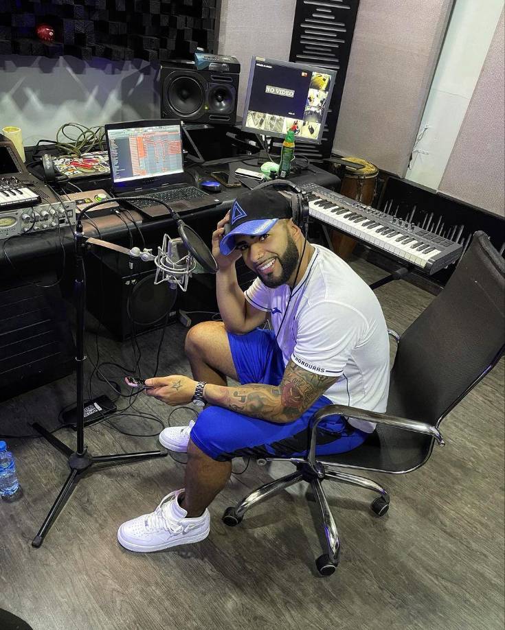 De padres dominicanos, fue criado en Santo Domingo, República Dominicana.