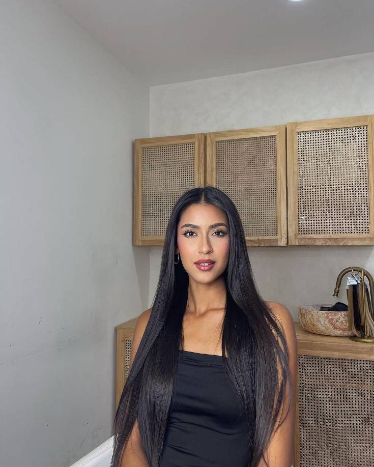 Isaguirre modela para diferentes tiendas nacionales, entre ellas: Rosyl Mejía Collection, Tiendas Bombos, Urban Boutique HN, Lara Moda, y varias más. 