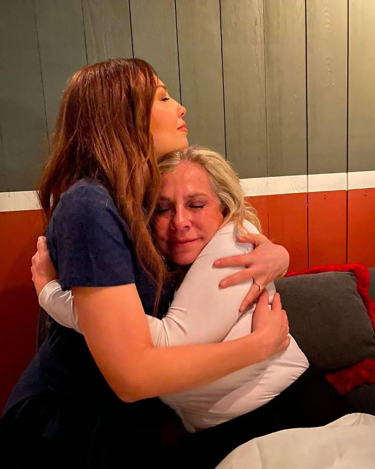 Compartió el siguiente mensaje con una serie de fotos y video de un mariachi en un cementerio, confirmando sin más detalles que el sepelio de su hermana se llevó a cabo este lunes 11 de noviembre.