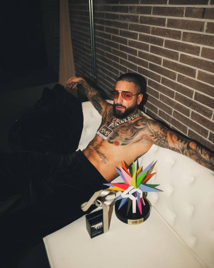 Cabe recordar que, Maluma estuvo en una fuerte polémica el mes pasado por su colaboración en la canción +57 junto a otros reguetoneros colombianos. Esto debido a la alusión a una adolescente menor de edad en la letra de la misma, lo que causó que varias organizaciones y referentes políticos alertaran sobre su contenido, el que calificaron como una apología a la sexualización de menores.