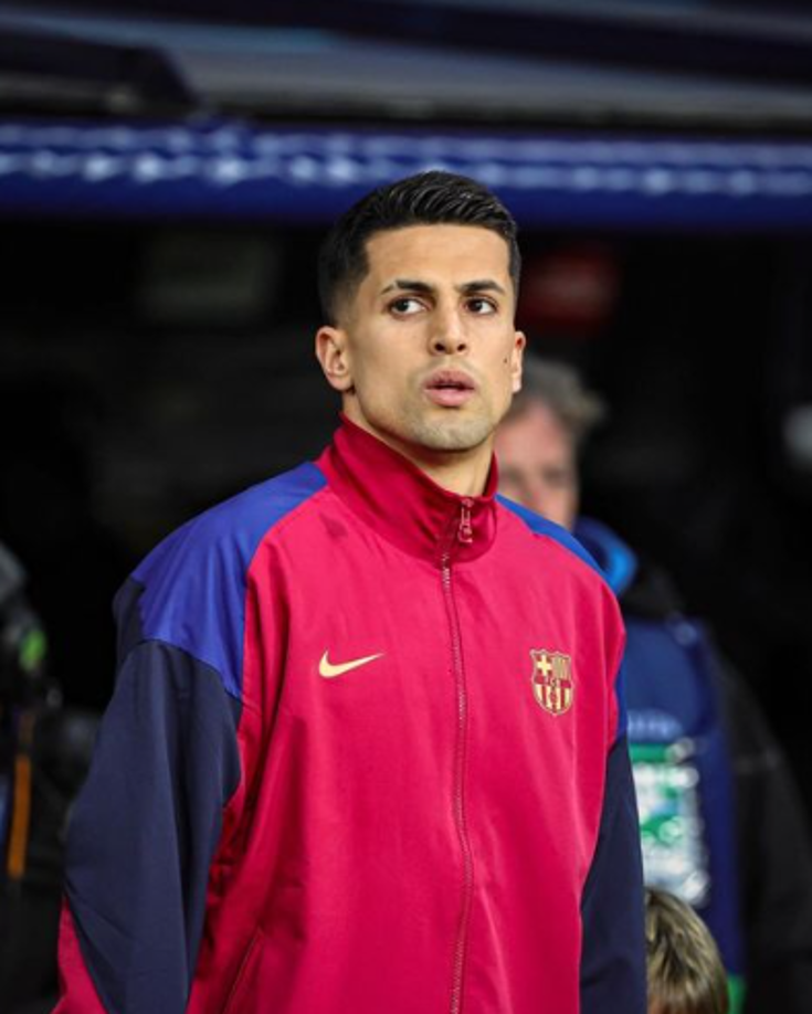 Barcelona quiere seguir contando con Cancelo: pagar una cesión de unos 7 millones de euros, además de su ficha e incluir una opción de compra al final de curso de 20 ‘kilos’. De esta forma, el precio total de la operación sería de 27 millones, una cantidad ya muy cercana a las pretensiones del Manchester City.