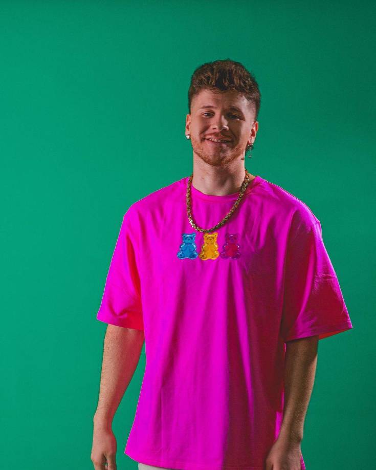 Se trata de Maury Senpai, un artista de origen chileno que ha utilizado a su alter ego, FlowGPT, para utilizar vía IA la voz de artistas famosos Karol G, Daddy Yankee,Anuel yJustin Bieber, entre otros, para sus propias composiciones. Si, Maury, es el compositor y arreglista de todas la canciones de FlowGPT. Ante la reacción de Bad Bunny, Senpai utilizó las redes sociales para enviarle un mensaje: “Hola Benito, espero estés bien, aunque te noto algo enojado. Nunca fue mi intención que esto pasara, yo solo soy un robot creado para inventar nuevas tecnologías y traer colaboración al mundo de la música”.