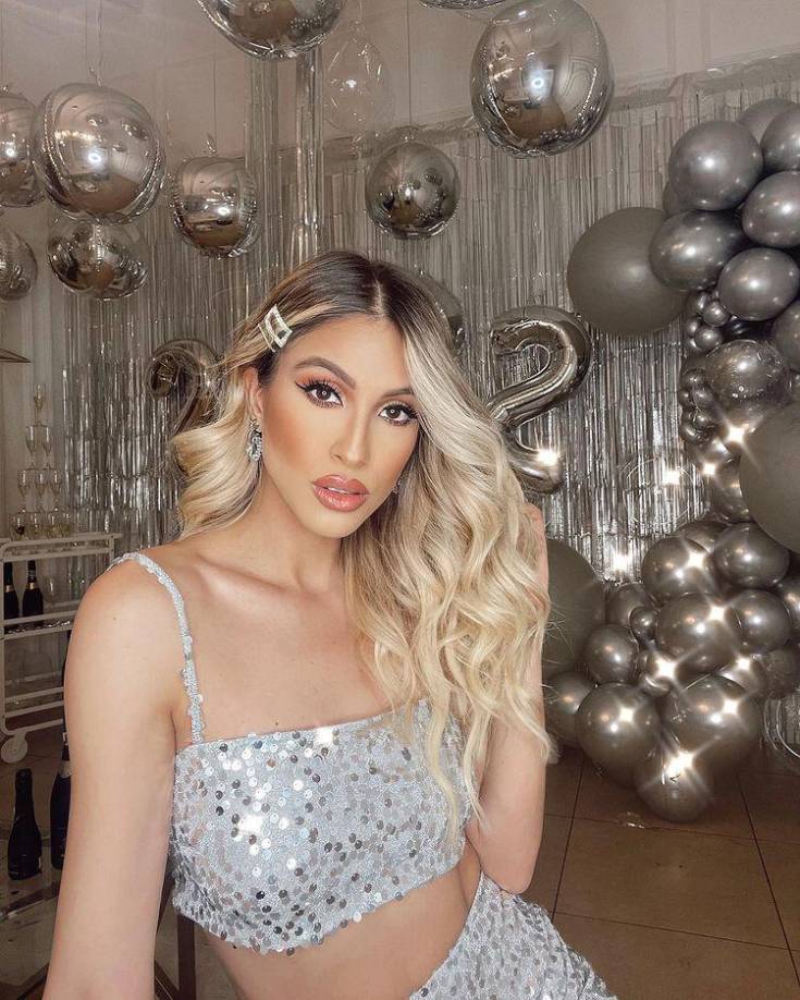 La empresaria Rossyl Mejía apostó por un bonito atuendo en tonos plateados.