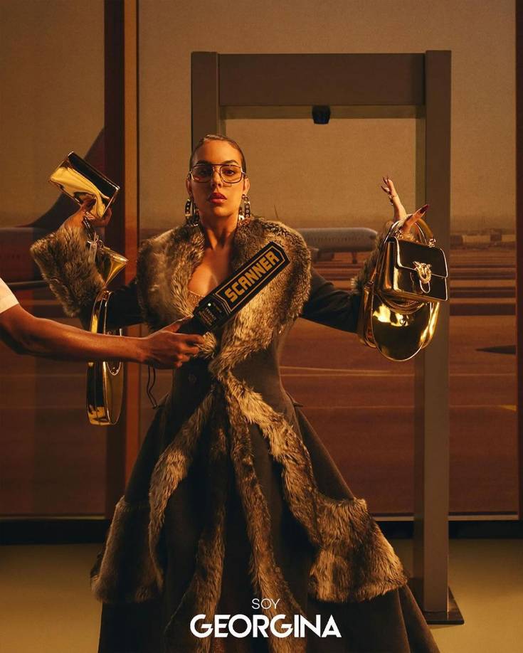 En la tercera temporada de esta serie documental Soy Georgina, la modelo se ha adaptado con su familia a su nueva vida en Arabia Saudita. Toda la familia se tuvo que trasladar a Riad tras el fichaje de Cristiano Ronaldo por el Al Nassr. 